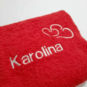 czerwony ręcznik na prezent z imieniem Karolina